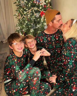 Heather Morris Instagram - A matching family jammies set: a childhood dream come true @littlesleepies @goodcarmastudio