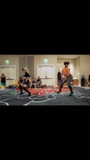 Heather Morris Instagram - Throwback to last summer dancing with the icon that is @hookedonsean for my Wine and Heels Class

Thinking about hosting a pop up wine and heels in LA, comment if you’re thinking about joining!

Music 🎶 by @chloexhalle