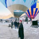 Hebe Tien Fu-chen Instagram - Never say never！ 「我是不會搭熱氣球、跳傘、高空彈跳、雲霄飛車⋯這種東西的。」懼高的我，從前總這樣鐵口斷言。 寧靜的早晨，乘著熱氣球，和太陽同步冉冉升起，眺望著如童話般的小鎮。高低起落，有時可以和地上滑雪的孩子們喊話；有時覺得伸手不遠幾乎就能觸到Mont blanc。這一切真美！ 平安降落後，同行夥伴們一起合力收起巨大的氣球，嘻笑間讓費力的事，也輕鬆起來。 動不動就有名目開香檳慶祝的法國人，當然不會放過這個可愛的時刻喝一杯呀！ 豪邁的香檳裝滿滿，陽光也不吝嗇一起灑進杯裡，和氣泡一點一點在杯裡上升，心情也漂浮著。 嗯。體驗人生。Never say never. 哈哈！ #你也做過什麼從前說過絕不的事嗎 #也就是你做過什麼打臉自己的事呢