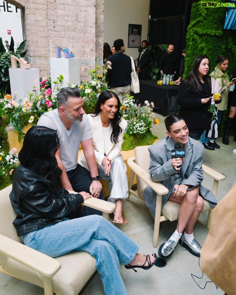 Heidi D'Amelio Instagram - What a weekend in NYC! Thank you to everyone that showed up to support our @dameliofootwear pop-up - we had such a blast! & thank you to @shopify for putting together the amazing space!! 🌼😍🌿🧡