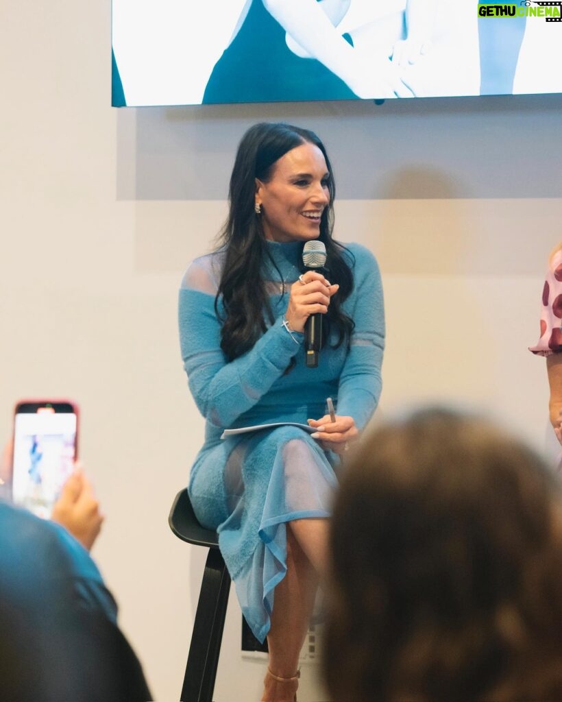 Heidi D'Amelio Instagram - ✨HER NIGHT✨ Hosting this panel was so special!! We talked about the rewarding challenges of running a business, advice for female leaders, and all the valuable lessons learned from fellow female entrepreneurs who led the way for us all. HUGE thank you to @valeriecbruce & @melissarclayton for sharing your knowledge and inspiring us all! And thank you to @charlidamelio & @dixiedamelio for joining! 🩷