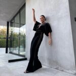 Heidi D'Amelio Instagram - When sleek & chic is also comfy🖤 glam by me