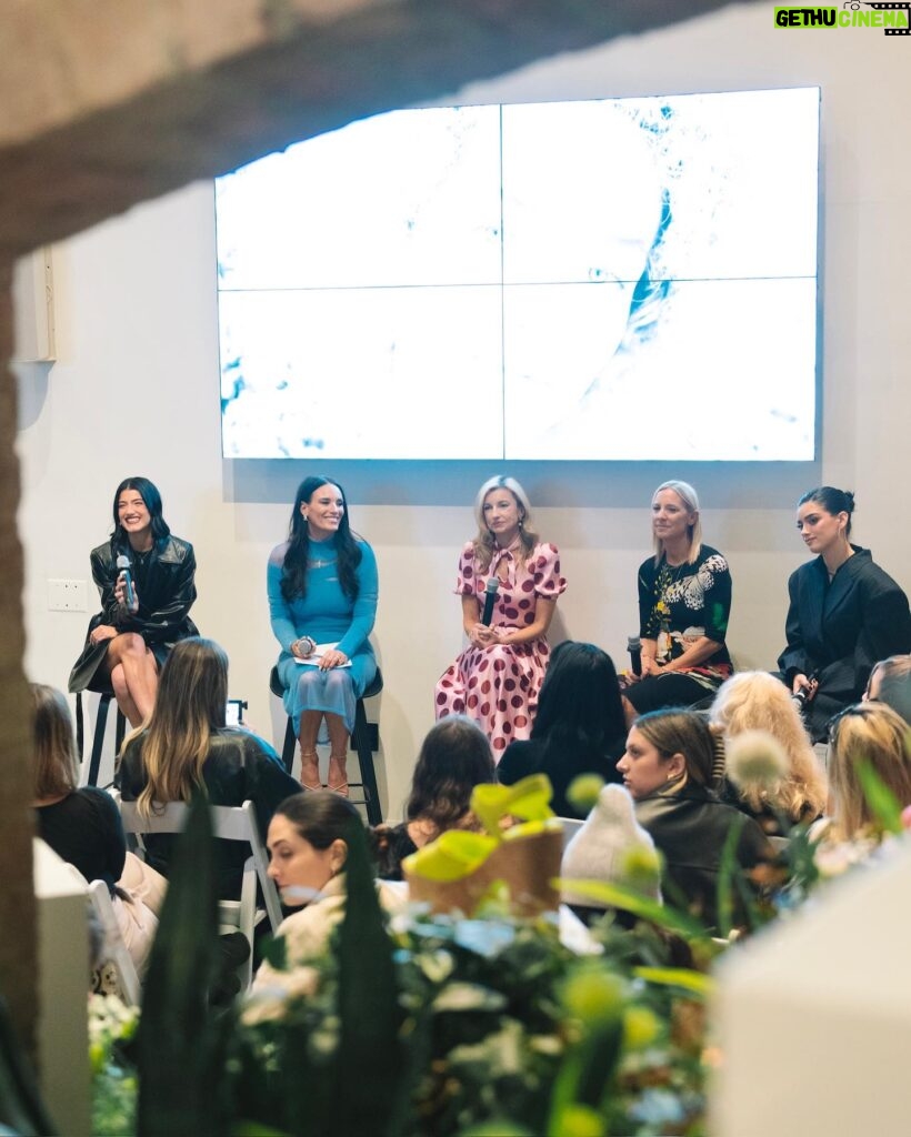 Heidi D'Amelio Instagram - ✨HER NIGHT✨ Hosting this panel was so special!! We talked about the rewarding challenges of running a business, advice for female leaders, and all the valuable lessons learned from fellow female entrepreneurs who led the way for us all. HUGE thank you to @valeriecbruce & @melissarclayton for sharing your knowledge and inspiring us all! And thank you to @charlidamelio & @dixiedamelio for joining! 🩷