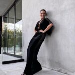Heidi D'Amelio Instagram - When sleek & chic is also comfy🖤 glam by me