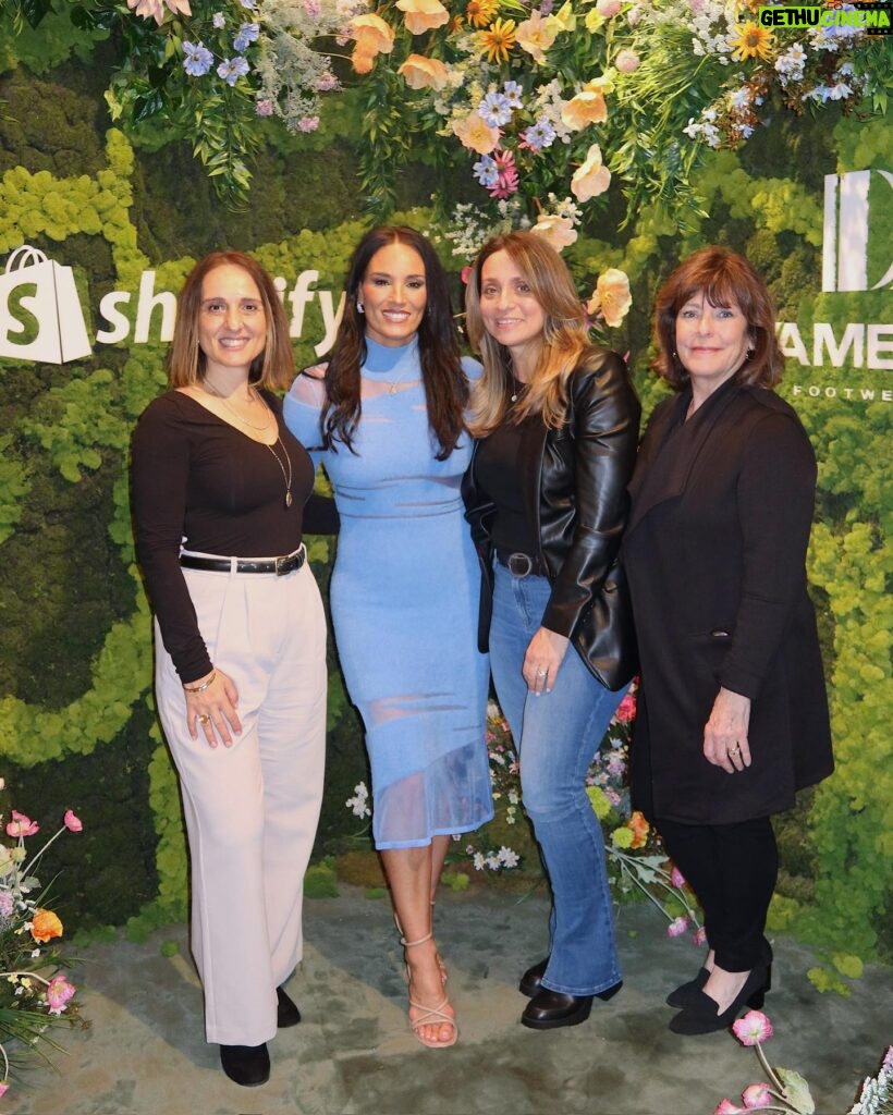 Heidi D'Amelio Instagram - ✨HER NIGHT✨ Hosting this panel was so special!! We talked about the rewarding challenges of running a business, advice for female leaders, and all the valuable lessons learned from fellow female entrepreneurs who led the way for us all. HUGE thank you to @valeriecbruce & @melissarclayton for sharing your knowledge and inspiring us all! And thank you to @charlidamelio & @dixiedamelio for joining! 🩷