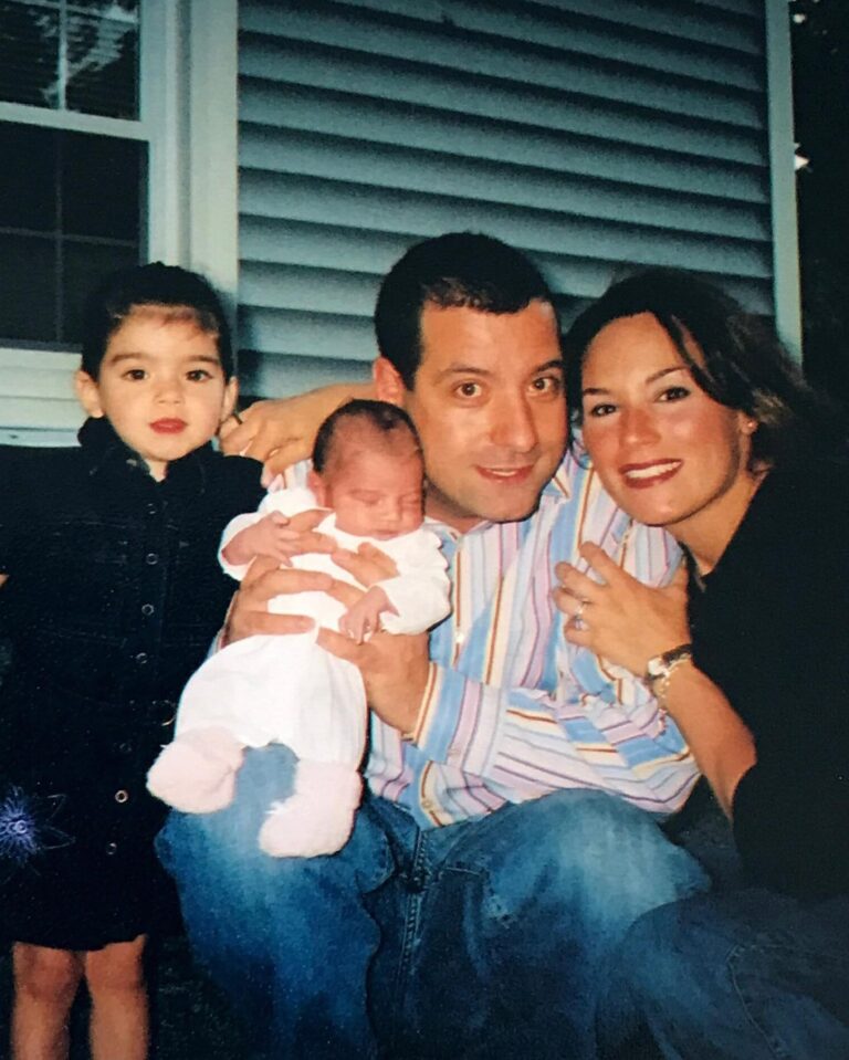 Heidi D'Amelio Instagram - HAPPY BIRTHDAY my sweet Charli girl💚 20 years ago today you came into this world, a week early-I think bc you were excited to get this life of yours started asap and what a life it has been so far! When I think back of me holding you as a newborn I melt. I remember your tiny hands, grabbing onto my fingers and I promised you I will always be here for you to hold on to and I meant that. Here you are-20 years later and watching you soar with no need to hold on to me. You have everything you need to create the life you want that brings you the most amount of happiness and I am so proud of you. If there is ever is a moment you need me to hold on to - I will always be here for you💚 I love you so much 🫒