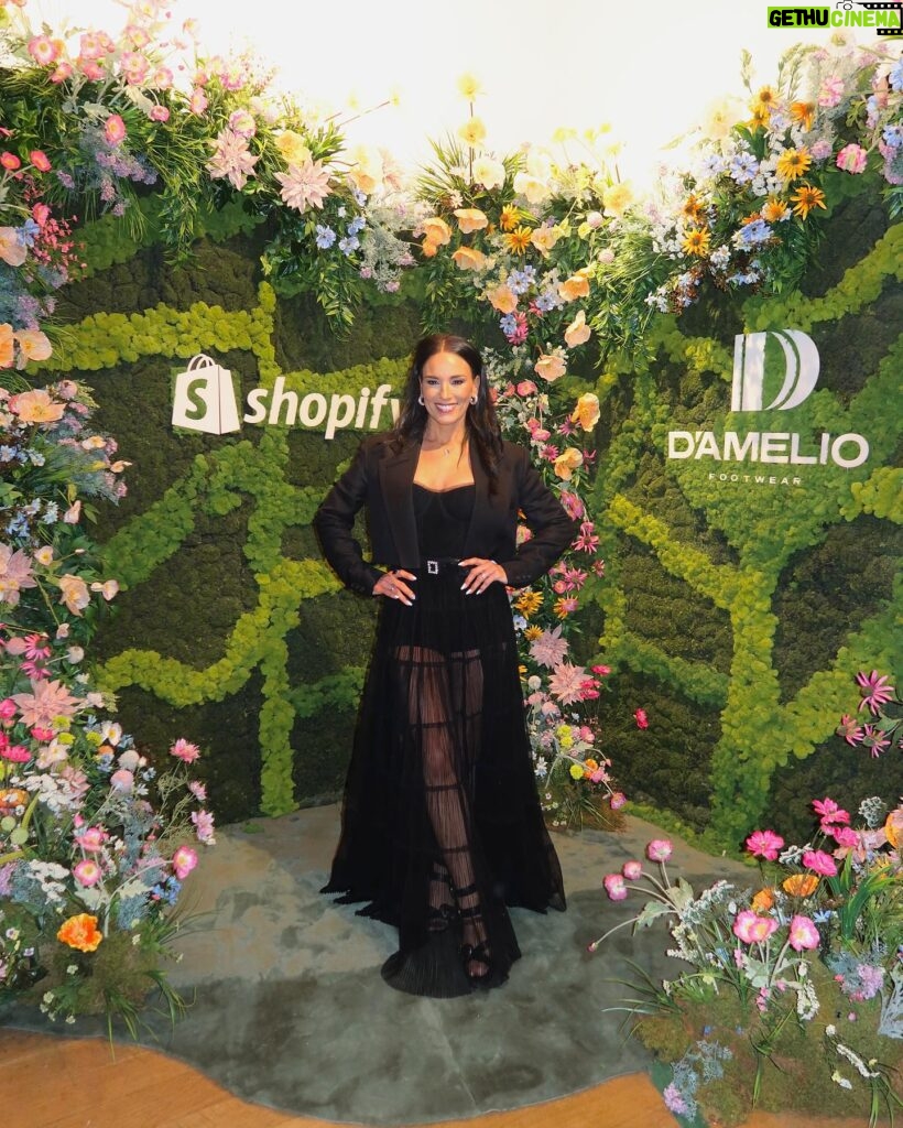 Heidi D'Amelio Instagram - What a weekend in NYC! Thank you to everyone that showed up to support our @dameliofootwear pop-up - we had such a blast! & thank you to @shopify for putting together the amazing space!! 🌼😍🌿🧡