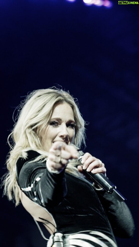 Helene Fischer Instagram - Schon eine Woche her… und ich vermisse ALLES daran! Ich verarbeite immer noch diesen Rausch an Gefühlen und werde auch noch meine Zeit brauchen um zu realisieren und zu verstehen, was wir in diesem Jahr durch EUCH erleben durften🥹 Eure Warmherzigkeit, Wertschätzung und Liebe ist immer noch zu spüren… DANKE für diese unglaubliche Reise!