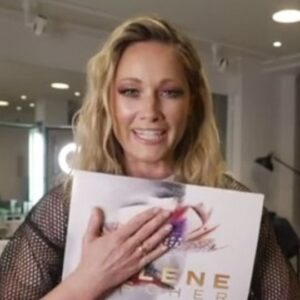 Helene Fischer Instagram - Ihr Lieben, 

wie ihr vielleicht wisst, fühle ich mich in der Rolle, etwas von mir zu präsentieren, bzw. anzupreisen, nicht sehr wohl, aber hierfür habe ich dann doch eine Ausnahme gemacht. 

DANKE für die schönen Jahre mit und durch euch!! Gerade jetzt auf Tour merke ich, wie besonders diese Verbindung ist🙏🏼 
Die Wärme und Herzlichkeit ist jeden Abend zu spüren!
Jeder Song bringt Erinnerungen mit sich, also auf viele weitere, die dazu kommen✨

Eure Helene