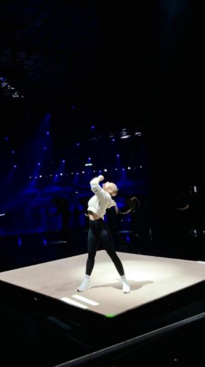 Helene Fischer Instagram - Ihr Lieben,

heute Abend geht es endlich wieder los! 😍
Nach vier Jahren Pause starten heute die Aufzeichnungen meiner Show!
Ich freue mich wahnsinnig darauf!
Zu viel verrate ich nicht, aber es wird grandios! 🎆

Wir sehen uns!
Eure Helene ❤️