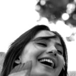 Helin Kandemir Instagram - Zorba yasaklarını çekemem bu dünyanın🤍 10 Mayıs 2022,ofise giriyorum ve ürettikleri hikayeye inanılmaz inanan parıl parıl gözlerle karşılaşıyorum 🌸 Teknik ekibimiz ve hikayenin parçası olan bütün oyuncu arkadaşlarım.. Her birinizin yıldızını, burdan avuçlarımın içi yanana kadar alkışlayacağım,çok yakın..Sizinle gurur duyuyorum ♥️ Ve Burak,canım Burak 20 hafta boyunca bana bir an bile güvensiz hissettirmeyen oyun alanını ve konforlu partnerliğini benimle paylaştığın için, Yeteneğine,çalışkanlığına,dostluğuna ve bizi bir araya getiren hayata sonsuz teşekkür ederim. Hayatın seni kapattığı dört duvardan dirseklerinle geri kalktığın,ve Helin’in aksine;kendine “hata yapma”özgürlüğü verdiğin için seninle tam bu yüzden çok gurur duyuyorum Leyla Ertener. Çünkü ikimizde sadece 18 yaşındayız ve bunu arada hatırlayalım olur mu 🌅 Seni,seni “gerçekten” çok seven dostlarına ve aşka emanet ediyorum.❤️‍🩹 Hoşçakal Duy beni,varlığına bin teşekkür ederim..🌸 @diziduybeni