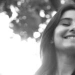 Helin Kandemir Instagram - Zorba yasaklarını çekemem bu dünyanın🤍 10 Mayıs 2022,ofise giriyorum ve ürettikleri hikayeye inanılmaz inanan parıl parıl gözlerle karşılaşıyorum 🌸 Teknik ekibimiz ve hikayenin parçası olan bütün oyuncu arkadaşlarım.. Her birinizin yıldızını, burdan avuçlarımın içi yanana kadar alkışlayacağım,çok yakın..Sizinle gurur duyuyorum ♥️ Ve Burak,canım Burak 20 hafta boyunca bana bir an bile güvensiz hissettirmeyen oyun alanını ve konforlu partnerliğini benimle paylaştığın için, Yeteneğine,çalışkanlığına,dostluğuna ve bizi bir araya getiren hayata sonsuz teşekkür ederim. Hayatın seni kapattığı dört duvardan dirseklerinle geri kalktığın,ve Helin’in aksine;kendine “hata yapma”özgürlüğü verdiğin için seninle tam bu yüzden çok gurur duyuyorum Leyla Ertener. Çünkü ikimizde sadece 18 yaşındayız ve bunu arada hatırlayalım olur mu 🌅 Seni,seni “gerçekten” çok seven dostlarına ve aşka emanet ediyorum.❤️‍🩹 Hoşçakal Duy beni,varlığına bin teşekkür ederim..🌸 @diziduybeni