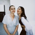 Helin Kandemir Instagram - Yine çenemiz ağrıyana kadar güldüğümüz bi çekim günü,ebet 🤍🕺🤍 📷: @sevgikesenn