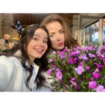 Helin Kandemir Instagram - Bütün ekibim,parıl parıldınız. Şimdi hepinizi anlatırsam ağlayacağım 🥹 Bir kere bile kalbimi incitmediniz,biz kırdıysak bağışlayın..Öpüyorum o saygı ve sevgi dolu kalplerinizden. Her şeye güldüğüme de bakmayın tamam mı duygusalım aslında🥲 Sizi yıldızlar kadar çok seviyorum..⭐️♥️ #privatelesson şimdi @netflixturkiye ‘de yayında! İyi repolar:) 🤘🏽