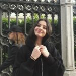 Helin Kandemir Instagram - Yolda yürürken de gülerim