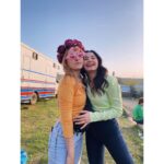 Helin Kandemir Instagram - Bütün ekibim,parıl parıldınız. Şimdi hepinizi anlatırsam ağlayacağım 🥹 Bir kere bile kalbimi incitmediniz,biz kırdıysak bağışlayın..Öpüyorum o saygı ve sevgi dolu kalplerinizden. Her şeye güldüğüme de bakmayın tamam mı duygusalım aslında🥲 Sizi yıldızlar kadar çok seviyorum..⭐️♥️ #privatelesson şimdi @netflixturkiye ‘de yayında! İyi repolar:) 🤘🏽