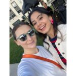 Helin Kandemir Instagram - Bütün ekibim,parıl parıldınız. Şimdi hepinizi anlatırsam ağlayacağım 🥹 Bir kere bile kalbimi incitmediniz,biz kırdıysak bağışlayın..Öpüyorum o saygı ve sevgi dolu kalplerinizden. Her şeye güldüğüme de bakmayın tamam mı duygusalım aslında🥲 Sizi yıldızlar kadar çok seviyorum..⭐️♥️ #privatelesson şimdi @netflixturkiye ‘de yayında! İyi repolar:) 🤘🏽