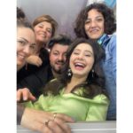 Helin Kandemir Instagram - Bütün ekibim,parıl parıldınız. Şimdi hepinizi anlatırsam ağlayacağım 🥹 Bir kere bile kalbimi incitmediniz,biz kırdıysak bağışlayın..Öpüyorum o saygı ve sevgi dolu kalplerinizden. Her şeye güldüğüme de bakmayın tamam mı duygusalım aslında🥲 Sizi yıldızlar kadar çok seviyorum..⭐️♥️ #privatelesson şimdi @netflixturkiye ‘de yayında! İyi repolar:) 🤘🏽