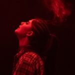 Helin Kandemir Instagram - “Belki sana gittiğiniz tatili hiç unutamadığını, denize bakıp balinaların orada olup olmadığını düşündüğünü tam da bu anda gözüne giren güneşi ve ayağına batan kumları anlatır. Sonrasında hep o kum taneleri gibi güneşin altında kaldığını, seni hep beklediğini, denize baktığını ve bir gün o sonsuzluktan gelip ona gülümseyeceğini düşündüğünü anlatır. Senin kızın sonuçta. Terk ettiğin kızın. Bilmiyorum,belki.” -Balina- sezon boyunca @zorlu_psm Turkcell Platinum Sahnesi’nde! Biletler @passo ve @tiyatrolar .com’da ‘ 🖤