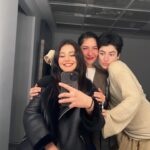 Helin Kandemir Instagram - Gerçekten oldu 🐳🤍 Bütün “ başarabilecek miyim” lerimden buketler yapıp yoluma seren,ve bu şahane derinlikli karakteri elimi sıkı sıkı tutarak bana emanet eden canım İbo’m @ibrahimcicek Sana çok ama çok hayranım :’) Sonsuz teşekkür ederim..🤍 Enis,Şebnem,Yağız ve Emine Sahnede göz göze olacağımız her an için ne kadar şanslı hissettiğimi anlatacak bir kelimem bile yok defterimde.İyi ki varsınız,çok teşekkür ederim.🤍 Bütün prova süreci boyunca kalpleriyle çalışan ve ellerini omuzlarımızdan hiç çekmeyen canım ekibim,her birinizin emeğinden ve o güzel kalbinden kocaman öpüyorum ..🤍 İyi ki vardın babacım..🤍 Dün seyircilerin arasında o koca güzel gözlerini gördüğüme de yemin edebilirim.🌹 Balina- sezon boyunca @zorlupsm Turkcell platinum sahnesinde!  Bir veda, bencillik, yalnızlık, özlemek, Moby Dick, çok özlemek, utanmak, çok ama çok özlemek…