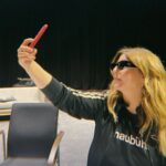 Helin Kandemir Instagram - Gerçekten oldu 🐳🤍 Bütün “ başarabilecek miyim” lerimden buketler yapıp yoluma seren,ve bu şahane derinlikli karakteri elimi sıkı sıkı tutarak bana emanet eden canım İbo’m @ibrahimcicek Sana çok ama çok hayranım :’) Sonsuz teşekkür ederim..🤍 Enis,Şebnem,Yağız ve Emine Sahnede göz göze olacağımız her an için ne kadar şanslı hissettiğimi anlatacak bir kelimem bile yok defterimde.İyi ki varsınız,çok teşekkür ederim.🤍 Bütün prova süreci boyunca kalpleriyle çalışan ve ellerini omuzlarımızdan hiç çekmeyen canım ekibim,her birinizin emeğinden ve o güzel kalbinden kocaman öpüyorum ..🤍 İyi ki vardın babacım..🤍 Dün seyircilerin arasında o koca güzel gözlerini gördüğüme de yemin edebilirim.🌹 Balina- sezon boyunca @zorlupsm Turkcell platinum sahnesinde!  Bir veda, bencillik, yalnızlık, özlemek, Moby Dick, çok özlemek, utanmak, çok ama çok özlemek…