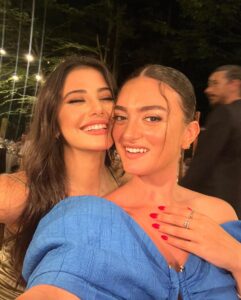 Helin Kandemir Instagram - Bi dans ettik artık her şey tamam 🤍💍 Styled by @naimeiisik