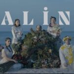 Helin Kandemir Instagram - Balina için son 24 saat! 🐳 Zorlu PSM, Craft ve Freestage ortak prodüksiyonuyla, İbrahim Çiçek’in yönetmenliğinde, Enis Arıkan, Şebnem Bozoklu, Yağız Can Konyalı, Helin Kandemir ve Emine Evirgen’in rol aldığı Balina yarın akşam 20.30’da Zorlu PSM Turkcell Sahnesi’nde! #DünyanDeğişsin #Kia #MovementThatInspires #URBANCare #bağlarımızlagüçlüyüz #EsteeLauder #BenimRengimBenimHikayem #ArtDeHuile @ibrahimcicek @enisarikan @sebnembozoklu @yagizcankonyali  @emine_evirgenn