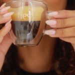 Heslaine Vieira Instagram - Tem alguém aí apaixonado por café tanto quanto eu? 🥹☕️ Esse é o café espresso regiões do Mundo México em cápsula @3coracoes 🧡 é um blend do tipo arábica. Cultivado em uma região perfeita para cafés especiais. O espresso México apresenta intensidade 4, corpo cremoso, aroma floral e notas de chocolate ao leite. Aproveita que tem um cupom de desconto de 15% na primeira compra pelo @mercafe - HESLAINE15 - #publi