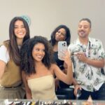 Heslaine Vieira Instagram - Encontro hoje de manhã foi maravilhoso 🤍✨ Obrigada pela @patriciapoeta por nos receber tão bem @val.assim que alegria sentar lado a lado com você Falamos do último capítulo da nossa novela amada e da estreia de As Five hoje às 18h no @globoplay 😍 Tudo é mais gostoso quanto tô com você amiga @talitayounann ! Feliz de termos feito juntinhas mais um trabalho lindo! ♥️ Stylist @patriciabastosconsultoria @intibrand #fuzuê #asfive