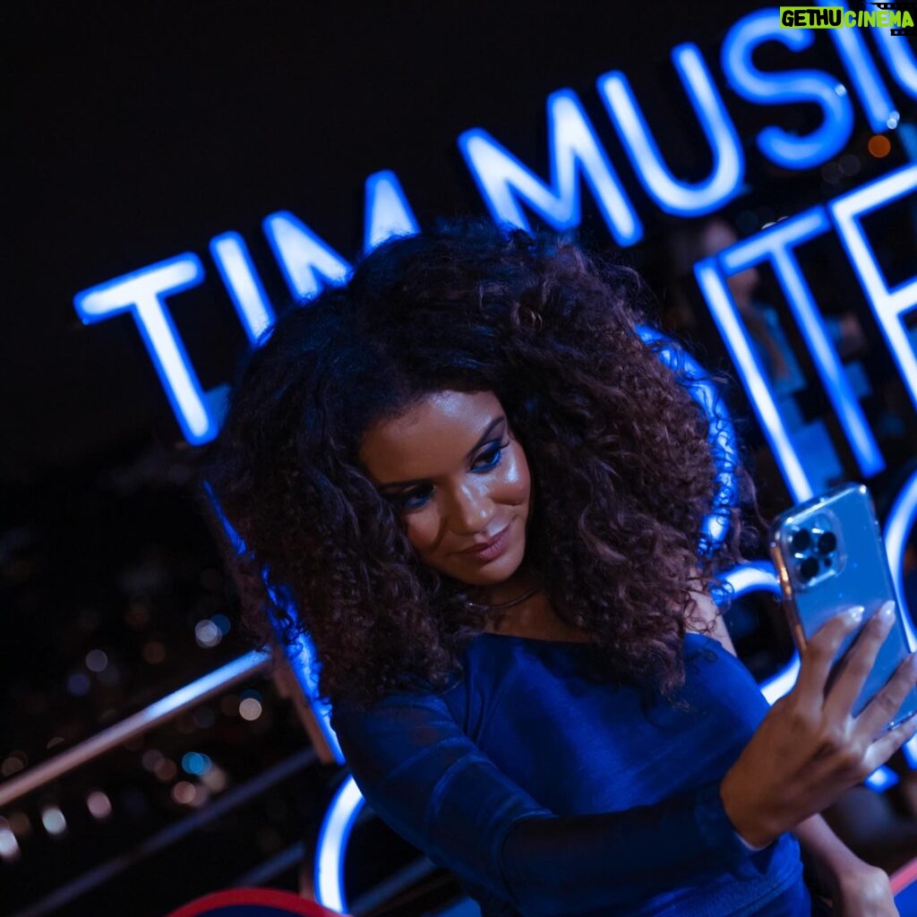 Heslaine Vieira Instagram - Hoje foi uma noite muito carioca 💙✨ Energia incrível desse festival icônico do Rio. E ainda tem muito show por aqui! No TIM Music Noites Cariocas #AMúsicaNãoPara #publi