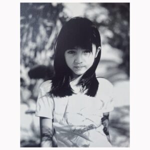Hikari Mitsushima Instagram - *

写真家の篠山紀信さんが、人生においてどれだけ大きな存在だったかを痛感しています。本当にさびしい。
11歳の夏、沖縄アクターズスクールの写真集「少女たちのオキナワ」を撮影しにやって来た篠山さん。１対１で本物のカメラを向けられたのはあの時が初めてでした。
「笑うな、カメラを睨め」と言われたのも衝撃的だった。
その後もたびたび撮影をしていただき、「君を見つけたのは僕だよね」なんて笑って話してくれたのが嬉しかった。
弟の真之介が俳優の道を歩むと決めた時も最初の撮影は篠山さんにお願いしよう！と話し、BRUTUSの連載 '人間関係' のshootをしていただきました。
カメラを構えると巫女さんのようになる篠山さんには、何度かドキっとすることを言われたこともあります。
かけがえのない、こんなにも大きな存在に出会えたことがとても幸せです。感謝の涙が溢れて止まりません。

ありがとうございます。
まだまだ会いたかったです。

力強くてチャーミングな篠山さん
ブラボー !!!!