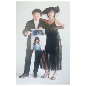 Hikari Mitsushima Instagram - *

写真家の篠山紀信さんが、人生においてどれだけ大きな存在だったかを痛感しています。本当にさびしい。
11歳の夏、沖縄アクターズスクールの写真集「少女たちのオキナワ」を撮影しにやって来た篠山さん。１対１で本物のカメラを向けられたのはあの時が初めてでした。
「笑うな、カメラを睨め」と言われたのも衝撃的だった。
その後もたびたび撮影をしていただき、「君を見つけたのは僕だよね」なんて笑って話してくれたのが嬉しかった。
弟の真之介が俳優の道を歩むと決めた時も最初の撮影は篠山さんにお願いしよう！と話し、BRUTUSの連載 '人間関係' のshootをしていただきました。
カメラを構えると巫女さんのようになる篠山さんには、何度かドキっとすることを言われたこともあります。
かけがえのない、こんなにも大きな存在に出会えたことがとても幸せです。感謝の涙が溢れて止まりません。

ありがとうございます。
まだまだ会いたかったです。

力強くてチャーミングな篠山さん
ブラボー !!!!