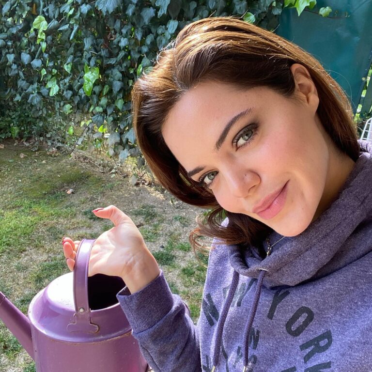 Hilal Altınbilek Instagram - #nisanyağmurları biriktiriyorum...🙏🏼💜