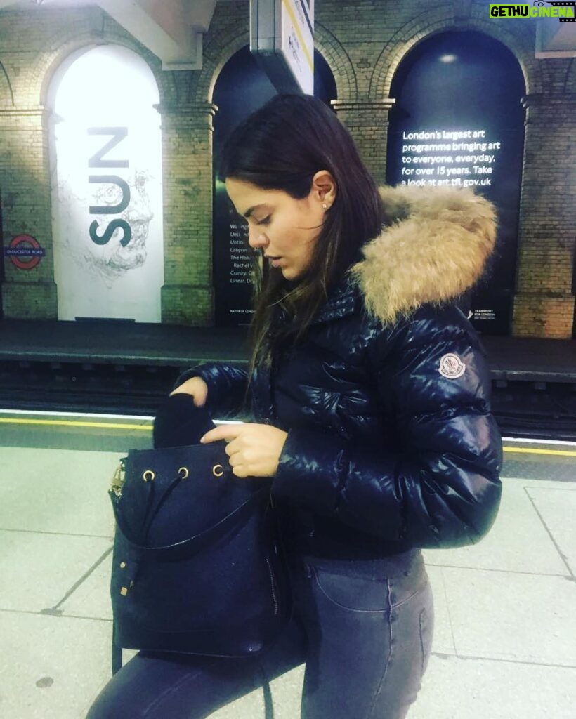 Hilal Altınbilek Instagram - Wait in london city😻👄 #train🚂 #londradabirturkkizi #newlifebegins