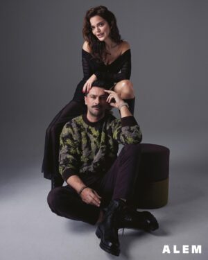 Hilal Altınbilek Instagram - #HilalAltınbilek ve #OnurTuna ile keyifli bir çekimde buluştuk🌟 @hilalaltinbilek @onurtuna

Genel Yayın Yönetmeni: @gozdeyorukogluersu
Röportaj: @kubricc 
Fotoğraflar: @jiyankizilboga 
Styling: @sburcucam & @mina.tanay 
Saç: @mutluahmet.sinan
Makyaj: @burkhu 
Fotoğraf asistanı: @dogasucu 
Makyaj asistanı: @arzusezar 
Prodüksiyon: @ceylanyeniacun 
Prodüksiyon asistanı: @nazlisancakli
