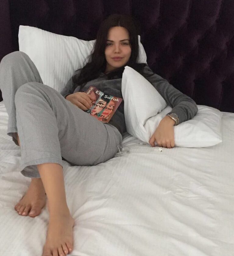 Hilal Altınbilek Instagram - Haftasonu hasta olanlar...😥🌙💕#haftasonu #happyweekend #allıneedis #🌞
