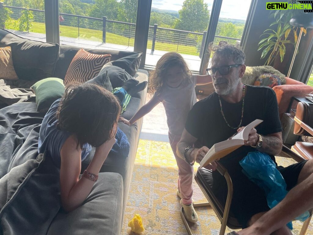 Hilarie Burton Instagram - The best man. We only just stopped sprinting since waking up this morning. So before we crash, I want to publicly yell…. I LOVE YOU AND YOU’RE THE BEST DAD IN THE WORLD!! Plus, you’re hot @jeffreydeanmorgan . #happyfathersday Xoxoxoxoox
