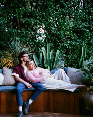 Hilary Duff Instagram - 4 kids is a truly wild choice. And while you rage the farmers market with the kids after 4 nights of shows and late nights  so I can get some sleep and not hear mom mom mama mommy mooooom just know this only works because of you ♥️. Also on a separate note…. Why can I sleep during the day this late in pregnancy and not at night 😣😵‍💫