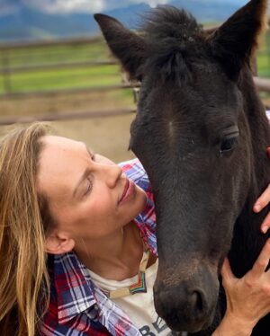 Hilary Swank Instagram - Hey guys 😊 I’m so happy to introduce to you all, the newest member of our pack. Meet, King 🐎 

#HorsesOfInstagram