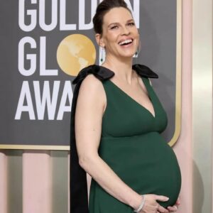 Hilary Swank Instagram - About last night ✨

Thank you, @prada @thomascarterphillips @chadwoodhair @fabiolamakeup @tiffanyandco 🙌🏽