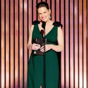 Hilary Swank Instagram - About last night ✨

Thank you, @prada @thomascarterphillips @chadwoodhair @fabiolamakeup @tiffanyandco 🙌🏽
