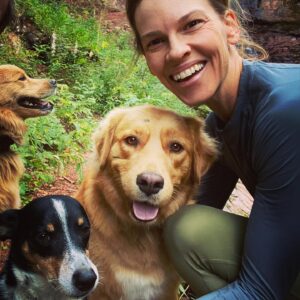 Hilary Swank Instagram - It’s been a long time since we sat down and did nothing. Guess that’s why they created #LaborDay 🙌🏽💫
Hope you all are doing something you love too? 
#Nature #WithMyFavoritePerson #AndAlwaysThePack #DogsOfInstagram