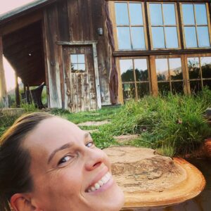 Hilary Swank Instagram - It’s been a long time since we sat down and did nothing. Guess that’s why they created #LaborDay 🙌🏽💫
Hope you all are doing something you love too? 
#Nature #WithMyFavoritePerson #AndAlwaysThePack #DogsOfInstagram