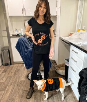 Hilary Swank Instagram - #HappyHalloween from me, Pumpkin Moon and my PumpTwins 🤣
🎃🎃
#SetLife #HairAndMakeUpTrailer #AlaskaDaily
