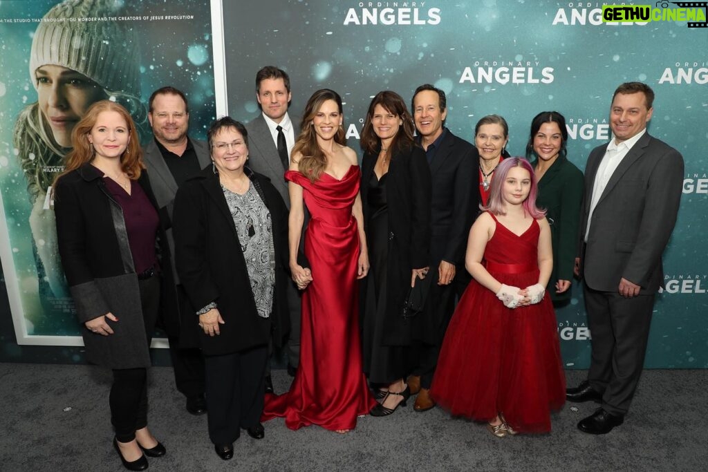 Hilary Swank Instagram - Ordinary Angels is in theatres today! This movie is about family, both the family we’re given and the family we choose❤️ Grateful for mine and to have been surrounded by their love this past week. Grab someone you love and find a theatre near you🍿🎬🎥