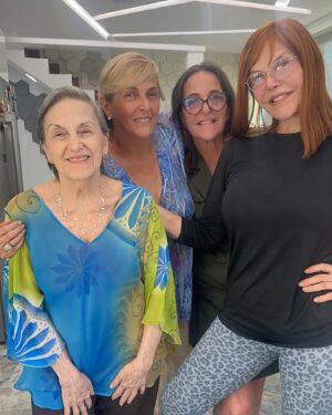Hilda Abrahamz Instagram - Y así pasamos la tarde con la familia en nuestra casa 💜✨✨✨

Feliz día de la madre 💜✨✨✨✨✨

Me siento feliz de disfrutarte mamá @hildanavarro34 gracias hija mía @danielagrate por siempre ser tan especial y cocinar para nosotras.💜✨✨✨

Las amo ✨✨✨✨
