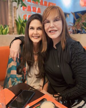 Hilda Abrahamz Instagram - La verdadera amistad resiste el tiempo, la distancia y el silencio.​✨✨

Te quiero inmensamente @crisolcarabal 💜✨✨✨

Les mandamos besos y abrazos 💜

Cenando en @latentacion.ve 😋

#HildaAbrahamz #CrisolCarabal