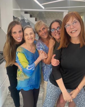 Hilda Abrahamz Instagram - Y así pasamos la tarde con la familia en nuestra casa 💜✨✨✨

Feliz día de la madre 💜✨✨✨✨✨

Me siento feliz de disfrutarte mamá @hildanavarro34 gracias hija mía @danielagrate por siempre ser tan especial y cocinar para nosotras.💜✨✨✨

Las amo ✨✨✨✨