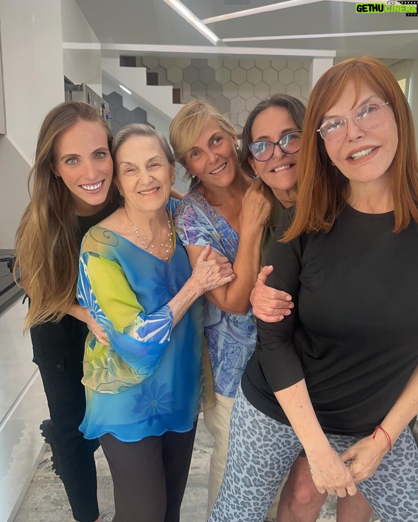 Hilda Abrahamz Instagram - Y así pasamos la tarde con la familia en nuestra casa 💜✨✨✨ Feliz día de la madre 💜✨✨✨✨✨ Me siento feliz de disfrutarte mamá @hildanavarro34 gracias hija mía @danielagrate por siempre ser tan especial y cocinar para nosotras.💜✨✨✨ Las amo ✨✨✨✨