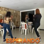 Hilda Abrahamz Instagram - La amistad es un tesoro invaluable que ilumina nuestro camino ✨💖. Es un lazo especial que se teje con hilos de confianza 🤝, compañerismo 🙌 y lealtad 🤞. En ella encontramos un refugio seguro donde podemos ser nosotros mismos, sin juicios ni pretensiones. En la amistad, compartimos risas 😂🤣 y lágrimas 😢😭, sueños 💭💫 y temores 😨. Nos apoyamos mutuamente en los momentos más difíciles y celebramos juntos los triunfos más grandes 🎉🎊. Es un viaje compartido, donde cada paso nos acerca más y nos enriquece como individuos. El compañerismo nos impulsa a explorar nuevos horizontes 🌅🌍. Juntos, nos aventuramos en caminos desconocidos, superando obstáculos y descubriendo el mundo con ojos curiosos 👀🔍. Nos animamos a perseguir nuestros sueños 💪💫 y nos convertimos en un impulso constante para el crecimiento personal. La lealtad es el cimiento de la amistad verdadera. Es saber que siempre podemos confiar en esa persona, que estará ahí en los momentos difíciles y que nunca nos abandonará 🤗🤞. Es un vínculo que se fortalece con el tiempo ⏳, resistiendo las pruebas que la vida nos presente. En cada encuentro, las emociones fluyen libremente. Hay risas contagiosas que llenan el aire 😄🌬️, conversaciones profundas que nos conectan en un nivel más allá de las palabras 🗣️💬 y abrazos que transmiten calidez y amor 🤗💕. Es un intercambio de energía positiva que nos nutre y nos hace sentir vivos. La amistad, el compañerismo y la lealtad son pilares fundamentales que enriquecen nuestras vidas 🌟💖. Nos enseñan el valor de la empatía, el respeto y la generosidad. Nos brindan la certeza de que no estamos solos en este mundo y que siempre habrá alguien dispuesto a caminar a nuestro lado 👭👬👫. Así que celebremos la magia de la amistad 🎉🎈, cultivemos el compañerismo 🤝 y honremos la lealtad 🙏. Agradezcamos a esas personas especiales que han dejado huellas imborrables en nuestro corazón ❤️💫. Porque en la amistad encontramos un refugio eterno, un lugar donde el amor y la conexión genuina florecen sin medida 🌸💞. ASÍ QUE LOS ESPERAMOS ESTE FIN DE SEMANA SÁBADO 24 Y DOMINGO 25 EN @cculturalchacao NUESTRAS DOS ÚNICAS FUNCIONES EN CARACAS ✨✨✨ LOS ESPERAMOS ✨✨✨